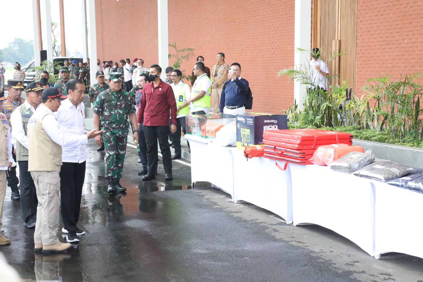 Kepala BNPB Letjen TNI Suharyanto (kemeja putih dan rompi cokelat) menjelaskan kepada Presiden RI Joko Widodo beserta jajaran terkait logistik yang akan diberangkatkan Menuju Turkiye dan Suriah Tahap 3 di Lanud Halim Perdanakusumah, Jakarta pada Selasa (21/2).